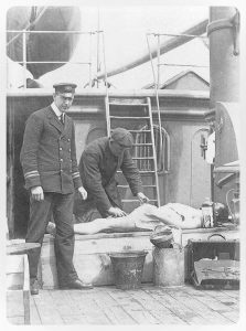 Een balseming aan boord van de Mackay-Bennet, 1912.